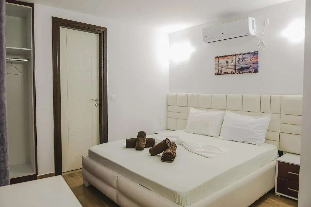 Fori'S Rooms Himara Szálloda