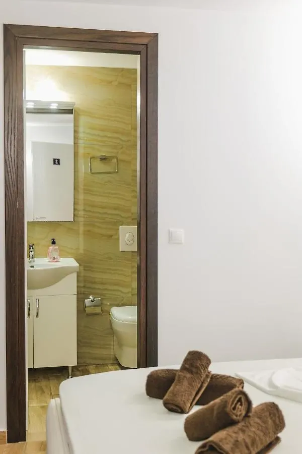 Fori'S Rooms Himara Szálloda